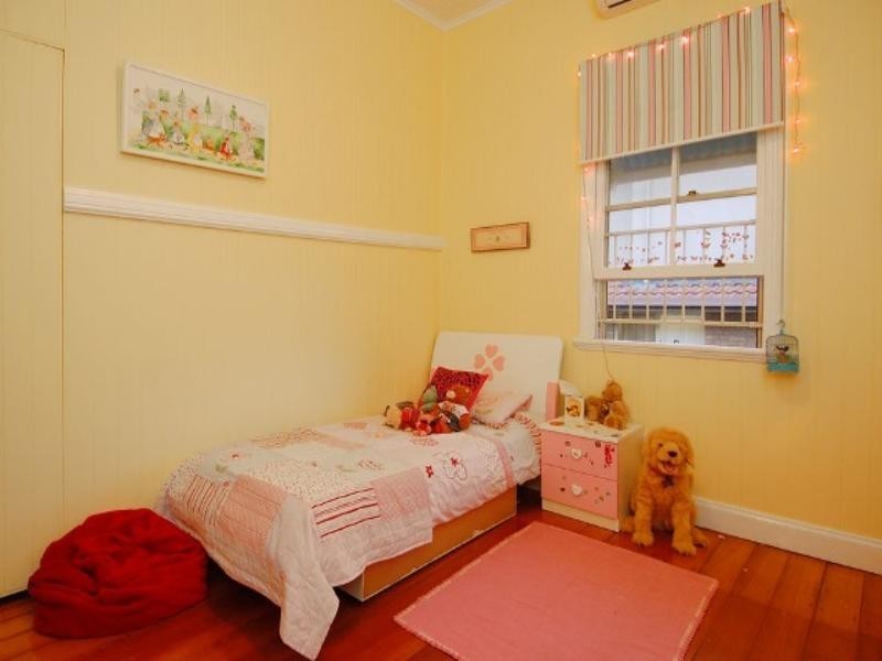 92 Macrossan Avenue, Norman Park QLD 4170
