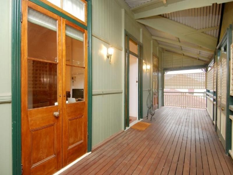 92 Macrossan Avenue, Norman Park QLD 4170