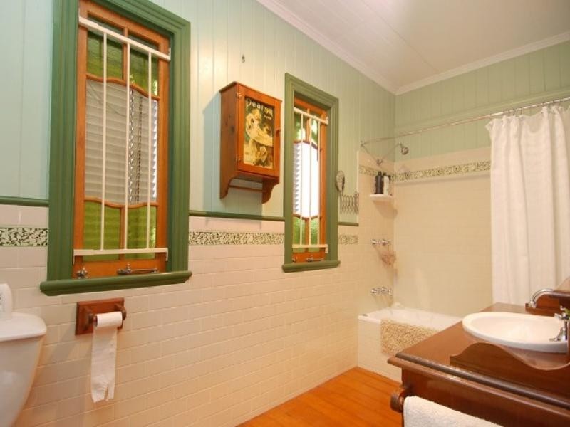 92 Macrossan Avenue, Norman Park QLD 4170