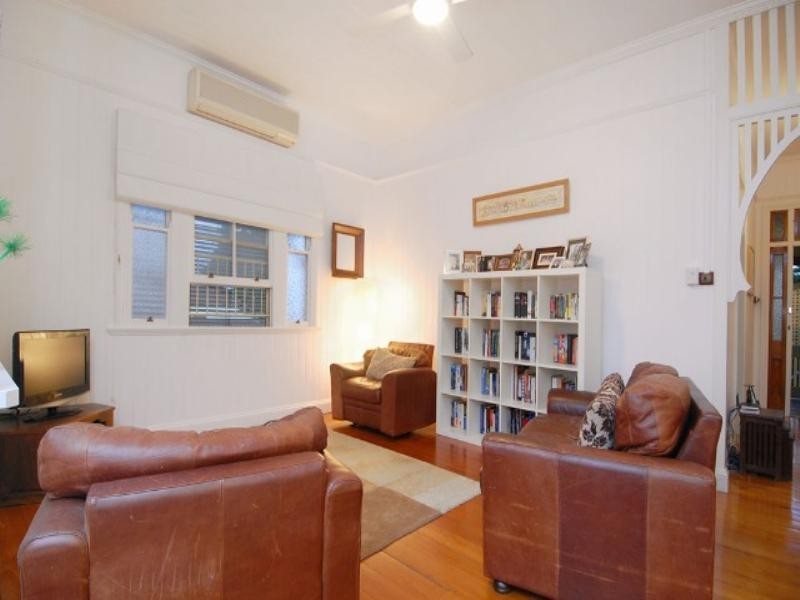 92 Macrossan Avenue, Norman Park QLD 4170