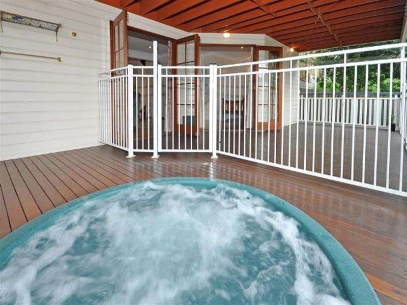 27 Atkinson Street, Hamilton QLD 4007