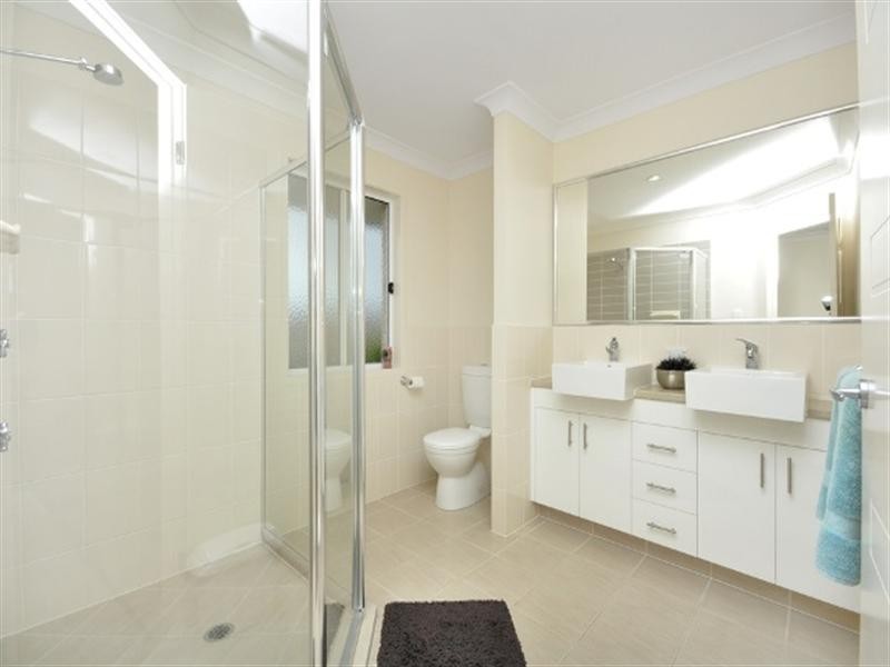 4 Oates Parade, Northgate QLD 4013