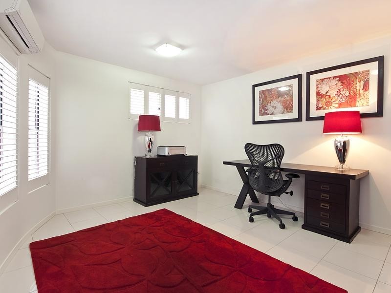 21 Lynell Street, Hamilton QLD 4007