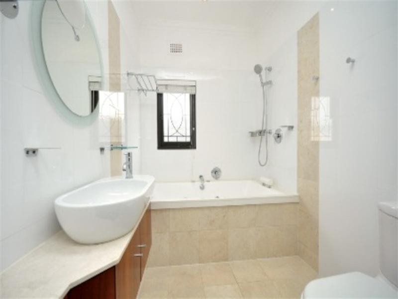 74 Kitchener Road, Hamilton QLD 4007