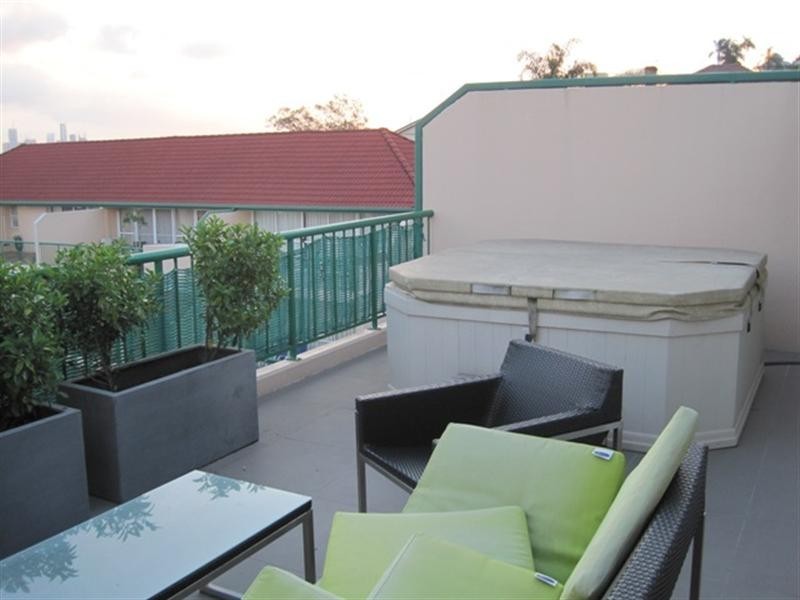 25/17 Whyenbah Street, Hamilton QLD 4007