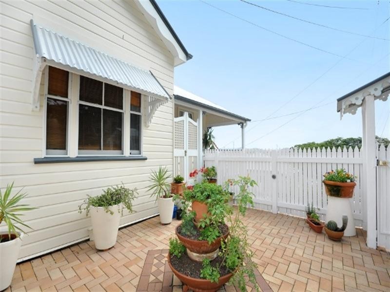 27 ATKINSON Street, Hamilton QLD 4007