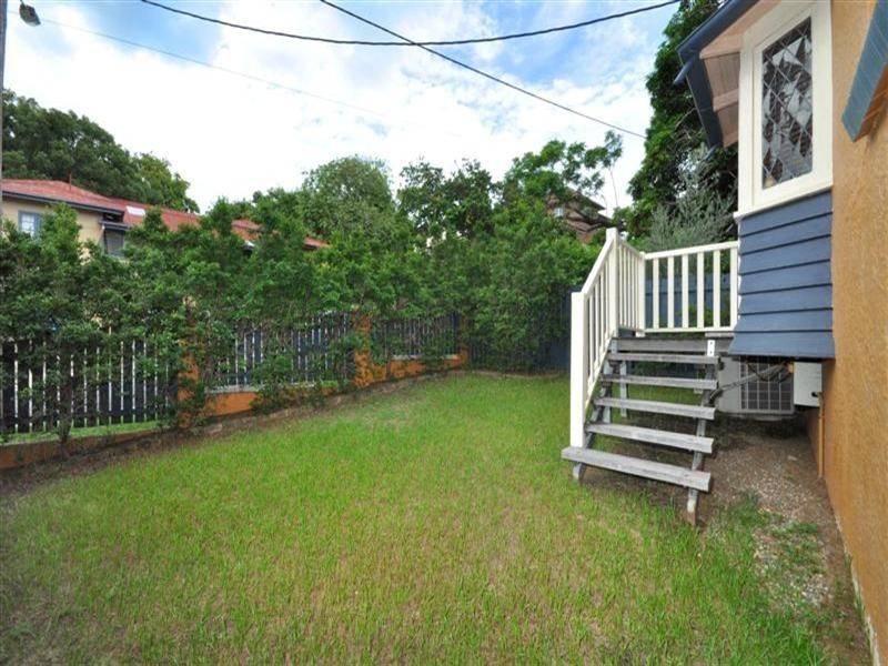 2/23 York Street, Hamilton QLD 4007