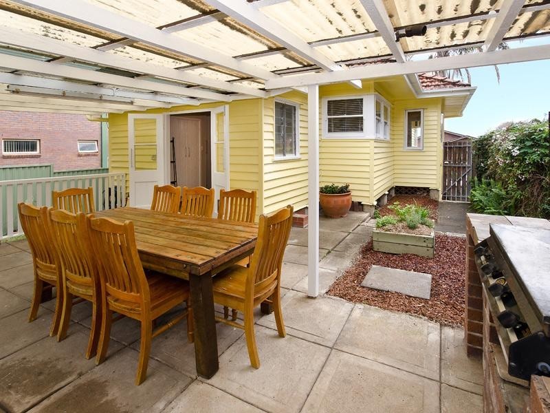 11 Wooloowin Avenue, Wooloowin QLD 4030