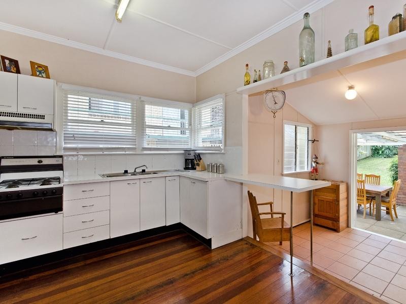 11 Wooloowin Avenue, Wooloowin QLD 4030