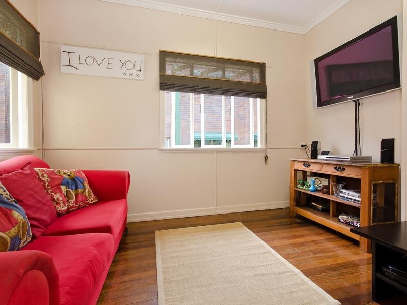 11 Wooloowin Avenue, Wooloowin QLD 4030