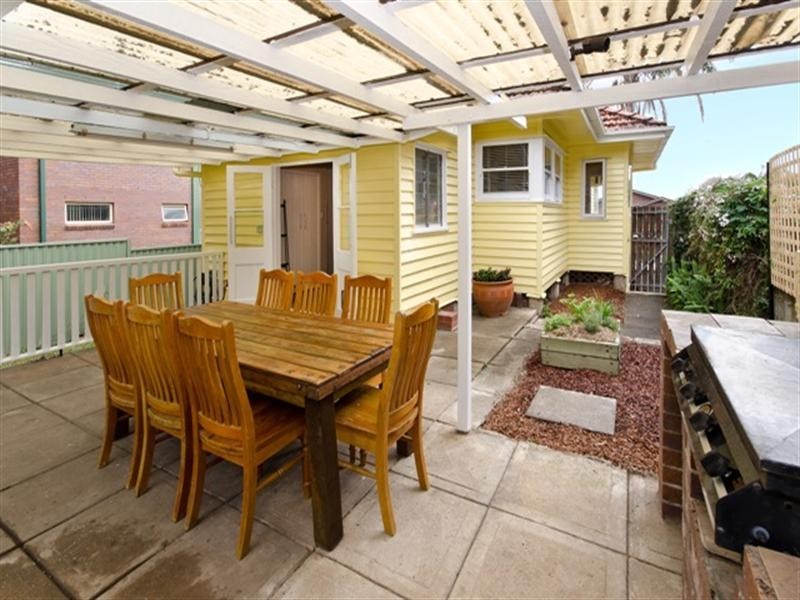 11 Wooloowin Avenue, Wooloowin QLD 4030