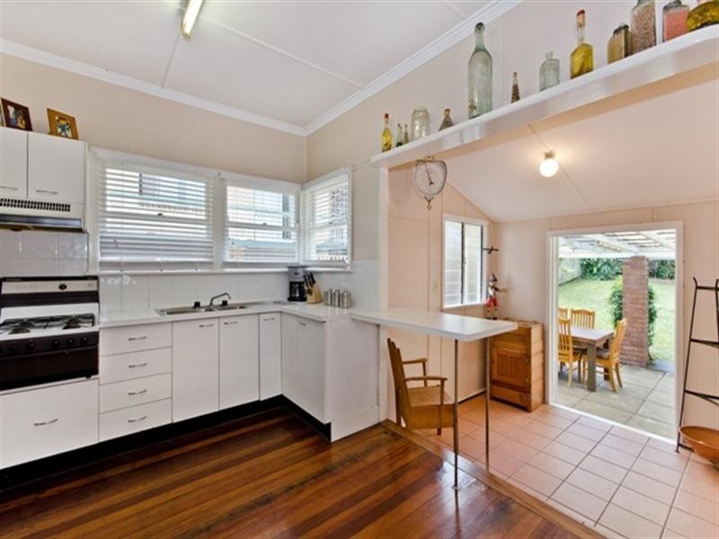 11 Wooloowin Avenue, Wooloowin QLD 4030