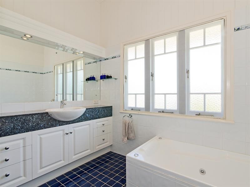 70 Winchester Street, Hamilton QLD 4007