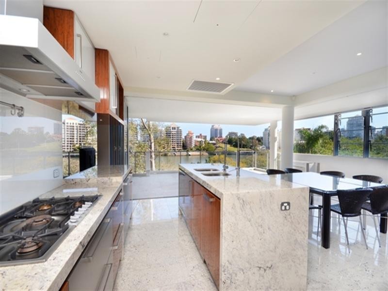 8/166 Oxlade Drive, New Farm QLD 4005