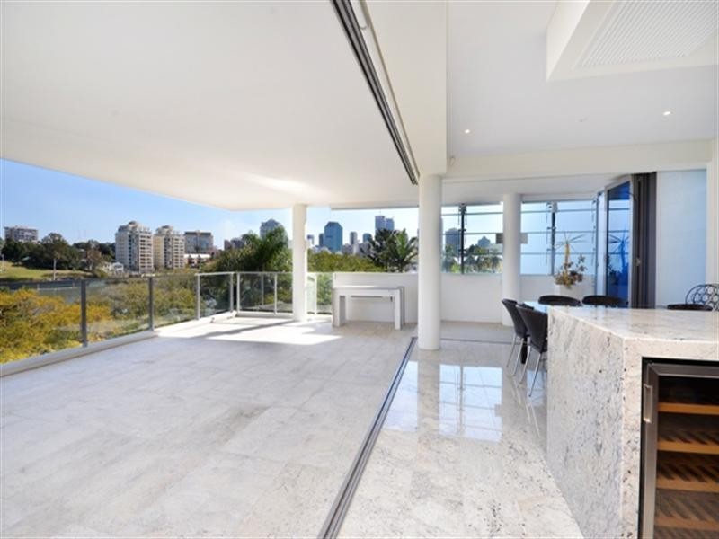 8/166 Oxlade Drive, New Farm QLD 4005