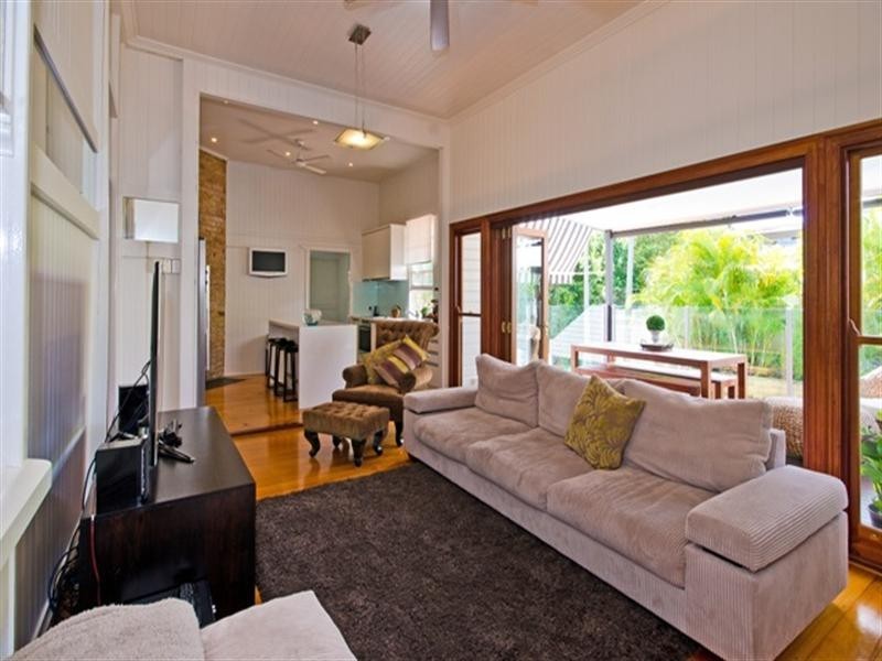 10 Madden Street, Albion QLD 4822