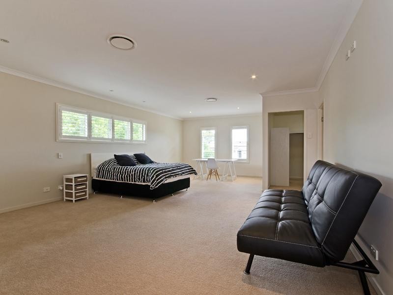 34 Raceview Avenue, Hendra QLD 4011