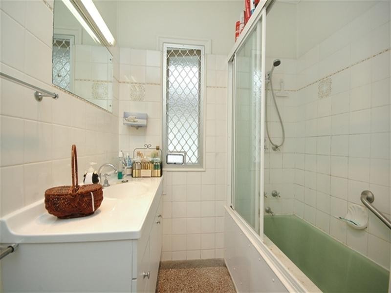 27A Winchester Street, Hamilton QLD 4007