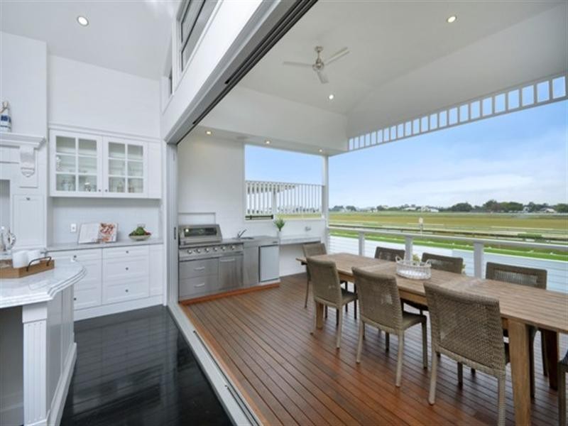 61 Raceview Avenue, Hendra QLD 4011