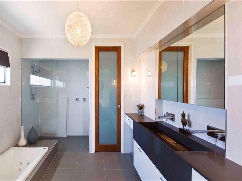 65 Raceview Avenue, Hendra QLD 4011