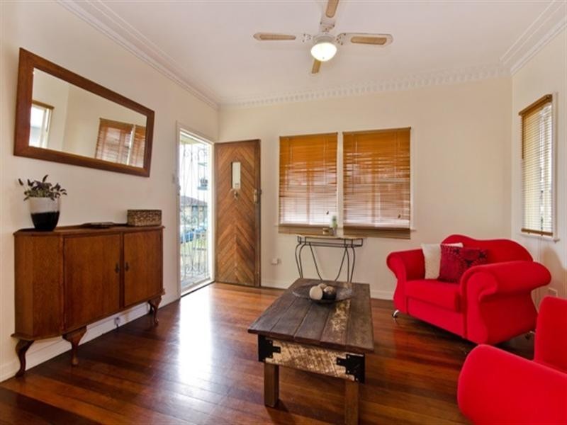 11 Wooloowin Avenue, Wooloowin QLD 4030