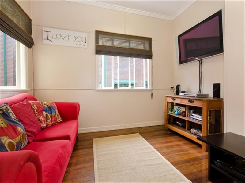 11 Wooloowin Avenue, Wooloowin QLD 4030