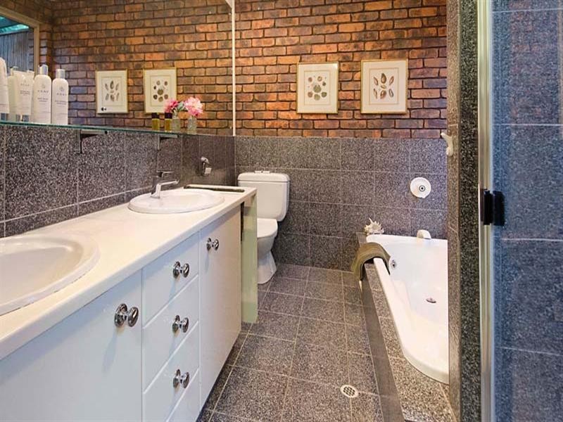 25 Lynell Street, Hamilton QLD 4007