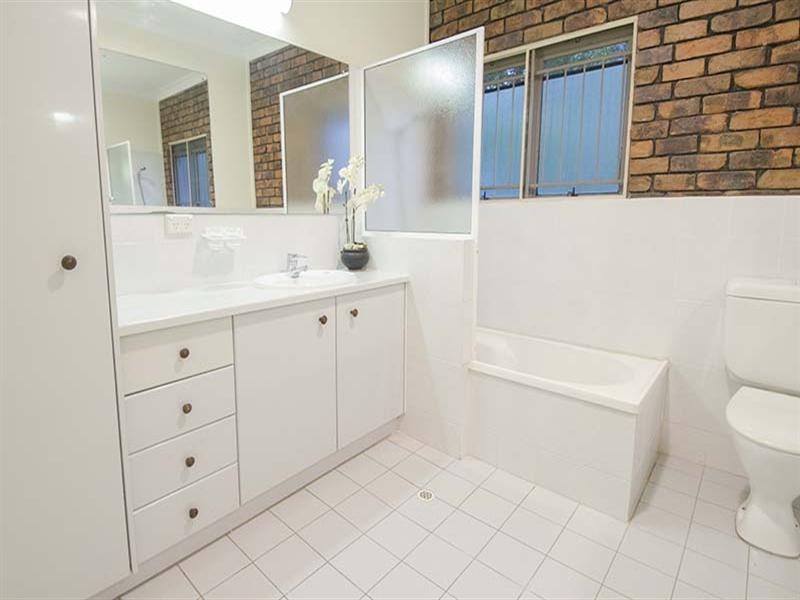 25 Lynell Street, Hamilton QLD 4007