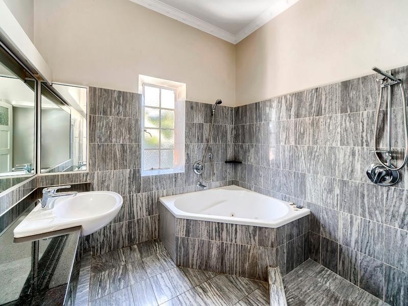 19 Hillside Crescent, Hamilton QLD 4007