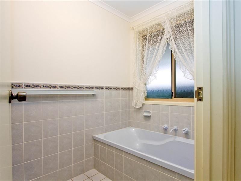 10 Lakeside Drive, Paralowie SA 5108