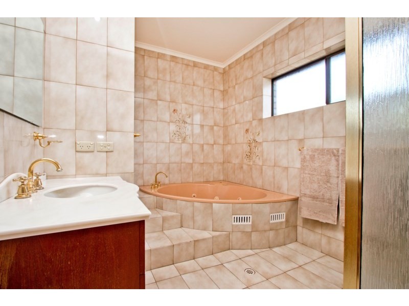 17 Chatswood Crescent, Kidman Park SA 5025