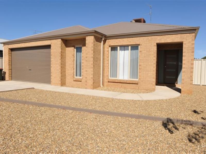 8 Kingfisher Drive West, Moama NSW 2731