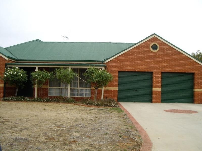 33 Adelaide Crescent, Echuca VIC 3564