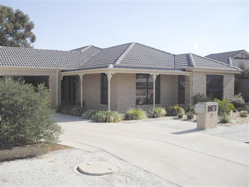 27 Woodlands Circuit, Echuca VIC 3564