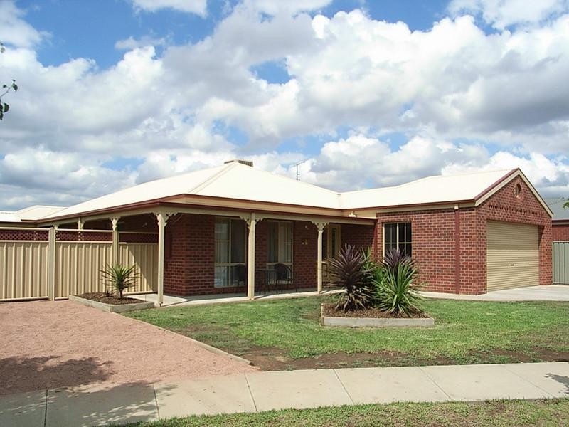 8 Victoria Place, Echuca VIC 3564