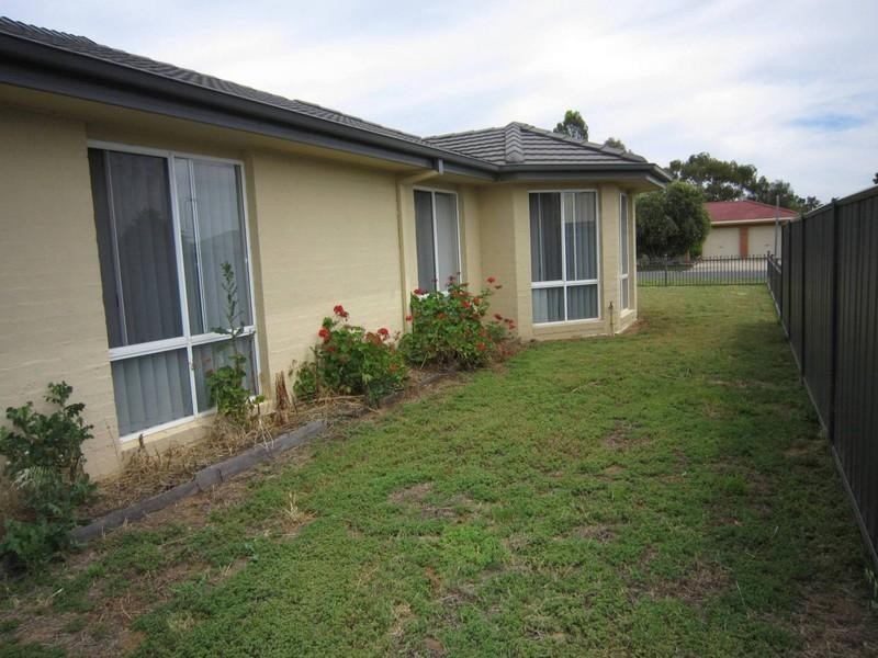 8 Alfred Avenue, Echuca VIC 3564