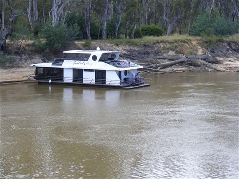 2070 Perricoota Road, Moama NSW 2731