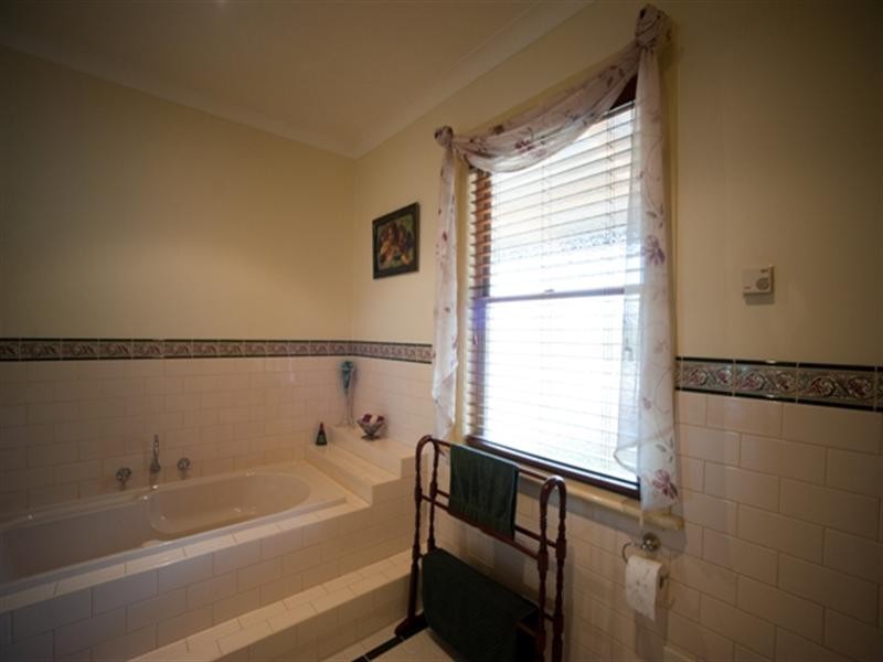 4 Jess Drive, Rochester VIC 3561