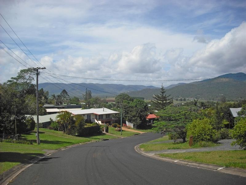 11 Centenary Drive, Atherton QLD 4883