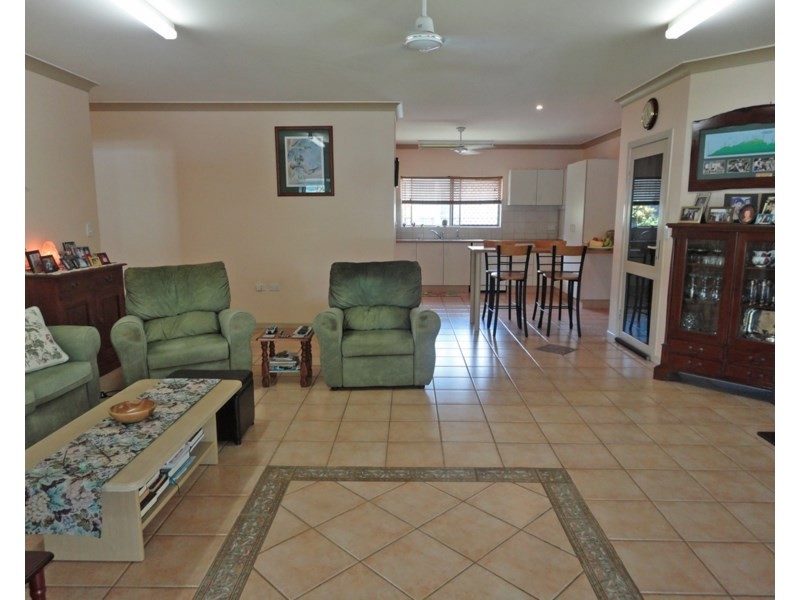 9 Kalorama Street, Tinaroo QLD 4872