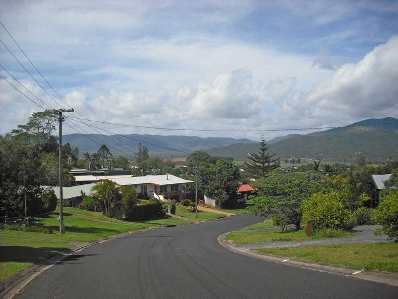 11 Centenary Drive, Atherton QLD 4883