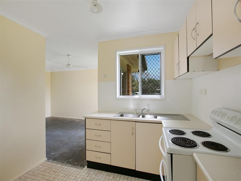 4 Deacon Court, Mooroobool QLD 4870
