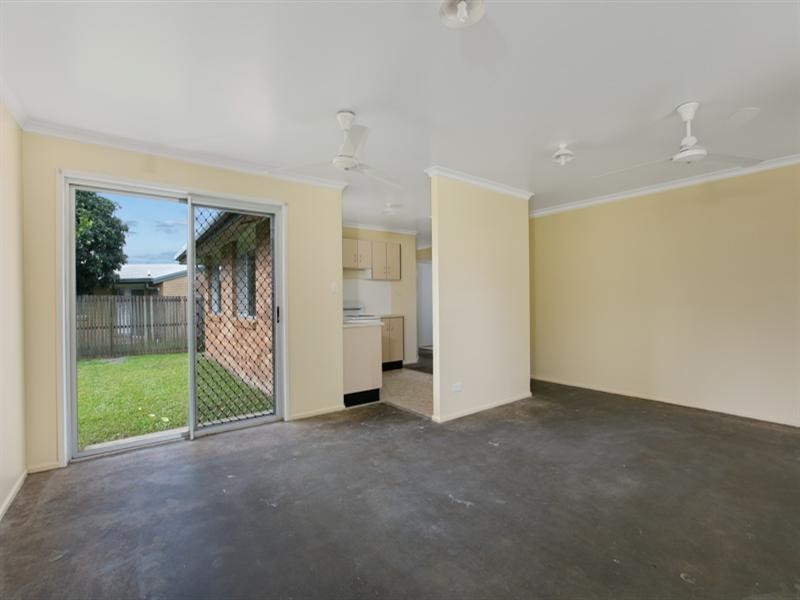 4 Deacon Court, Mooroobool QLD 4870