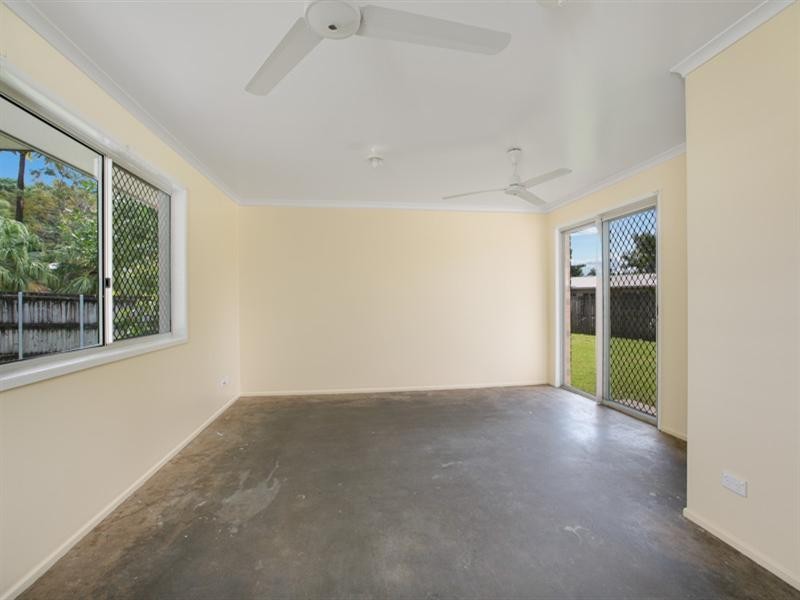 4 Deacon Court, Mooroobool QLD 4870