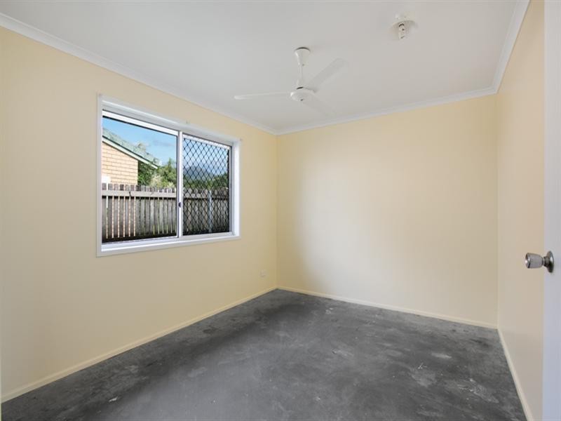 4 Deacon Court, Mooroobool QLD 4870
