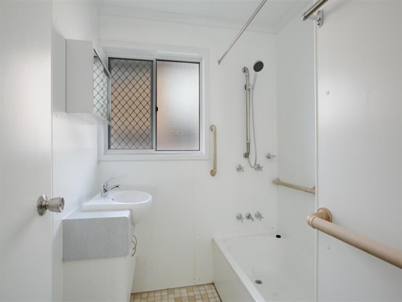 4 Deacon Court, Mooroobool QLD 4870