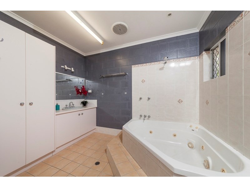 40 Robert Road, Bentley Park QLD 4869