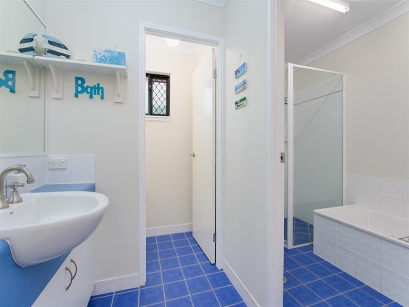 26 Allinga Close, Bentley Park QLD 4869