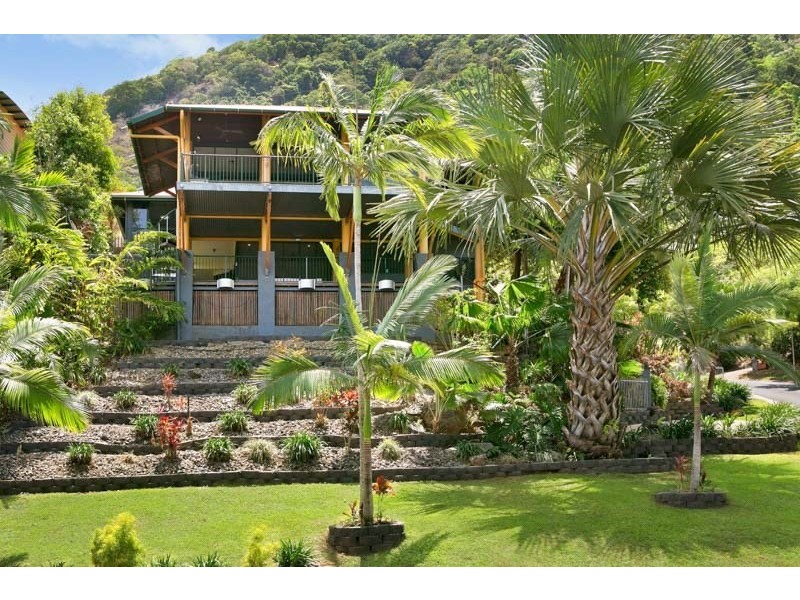 1 Oceanview Place, Mooroobool QLD 4870