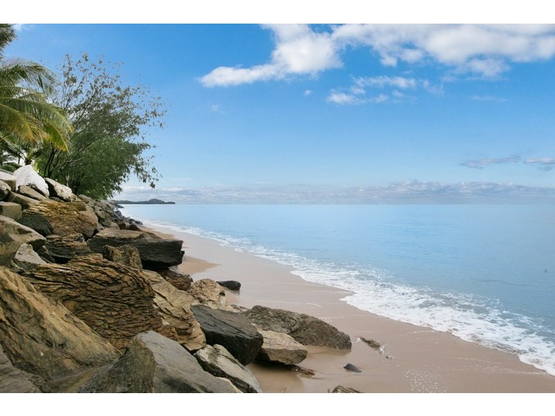 229 O’Shea Esplanade, Machans Beach QLD 4878